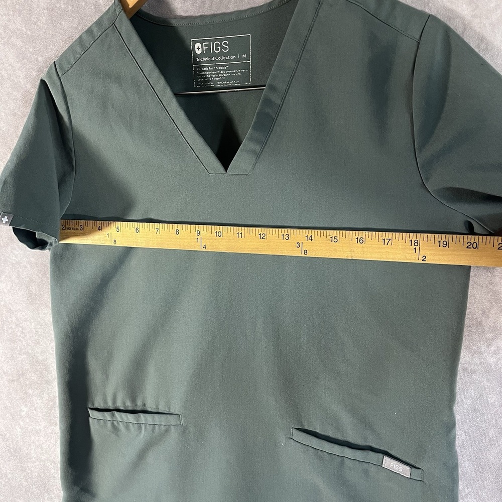 FIGS Technical Collection Women Medium M Scrub Top Green V-Neck 2 Pocket Shirt - Picture 6 of 7